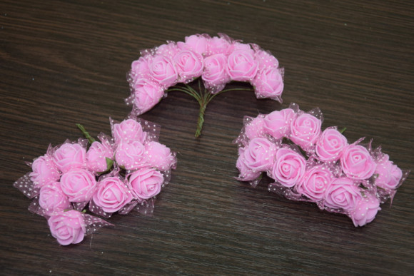 Латексні троянди на гілочці з фатином № 135