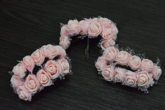 Латексні троянди на гілочці з фатином № 07